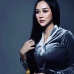 Aura Kasih belum lama ini mengunggah foto dirinya yang sedang dililit oleh ular piton, bukannya takut namun netizen malah ingin jadi ularnya.