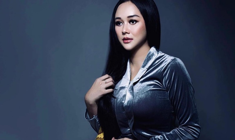 Aura Kasih belum lama ini mengunggah foto dirinya yang sedang dililit oleh ular piton, bukannya takut namun netizen malah ingin jadi ularnya.