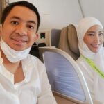 Ayu Dewi membagikan potret mesranya bareng suami, Regi Datau yang akan pergi ke Mekah untuk menjalani umrah bareng, Jumat (04/11/2022).