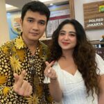 Aldi Taher terlihat mendampingi mantan istri, Dewi Perssik saat mengurusi kasus pelaporannya ke polisi terhadap kasus pencemaran nama baik.
