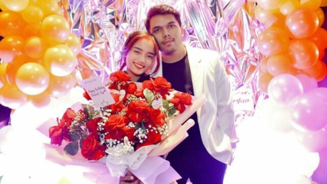 Cekricek.id - Thariq Halilintar dengan terang-terangan memberikan hadiah berupa cincin sebagai bukti pengikat Fuji.