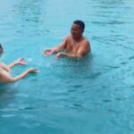 Hotman Paris Berenang Bareng Wanita Cantik.