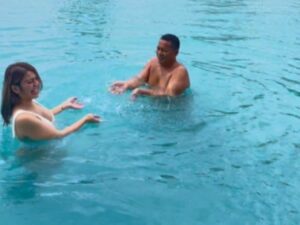 Hotman Paris Berenang Bareng Wanita Cantik.