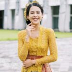 Cekricek.id - Ditunjuk sebagai juru bicara KTT G20 yang diselenggarakan di Bali, Maudy Ayunda berhasil menuai sorotan banyak orang. Pasalnya penyanyi sekaligus aktris cantik itu tampil sangat menawan dengan setelan kebaya tradisionalnya.