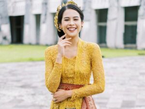 Cekricek.id - Ditunjuk sebagai juru bicara KTT G20 yang diselenggarakan di Bali, Maudy Ayunda berhasil menuai sorotan banyak orang. Pasalnya penyanyi sekaligus aktris cantik itu tampil sangat menawan dengan setelan kebaya tradisionalnya.