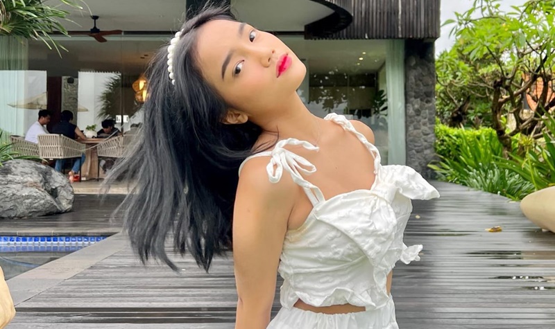 Pesona Fuji dengan Dress Putih Dipuji Seperti Bidadari
