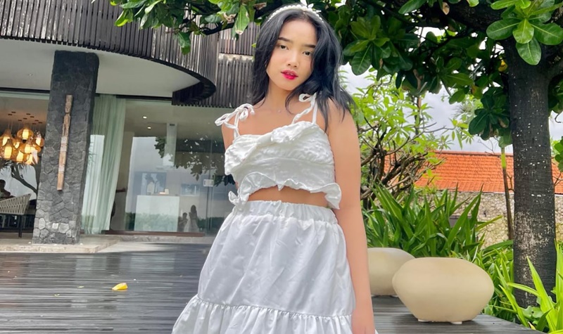 Pesona Fuji dengan Dress Putih Dipuji Seperti Bidadari