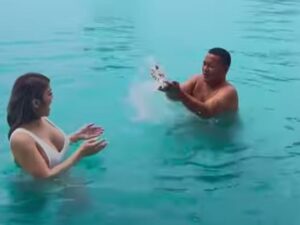 Pengacara kondang Hotman Paris hebohkan jagat maya unggahan video dirinya yang sedang mandi bareng cewek seksi dan tidak pakai baju.