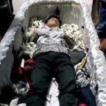 Sebuah video viral di media sosial yang memperlihatkan seorang mayat yang sudah dimasukkan ke dalam peti jenazahh tiba-tiba hidup kembali.