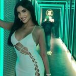 Millen Cyrus belum lama ini memperlihatkan keseksiannya dengan memakai baju terbuka yang tampak kurang bahan hingga terlihat body seksinya.