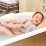 Shandy Aulia mencuri perhatian publik dengan unggahan foto seksi dirinya yang sedang mandi bersama dengan putri cantiknya, Miss Clair.