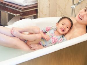 Shandy Aulia mencuri perhatian publik dengan unggahan foto seksi dirinya yang sedang mandi bersama dengan putri cantiknya, Miss Clair.