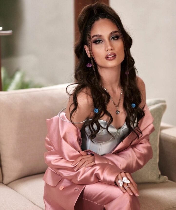Cinta Laura Berjambul, Intip Pesonanya yang Bikin Cowok Klepek-klepek