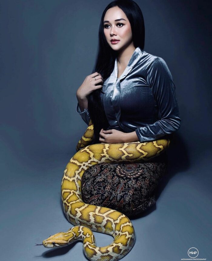 Aura Kasih Pamer Foto Dililit Ular, Netizen Auto Iri: Pengen Jadi Ularnya