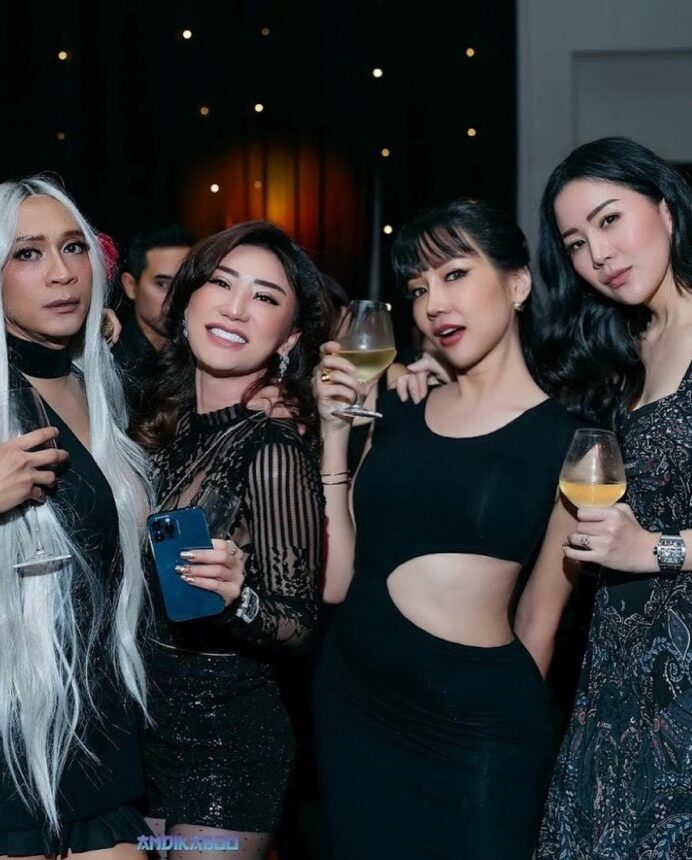 Pakai Baju Bolong di Pinggang, Lucinta Luna Sukses Hipnotis Kaum Pria
