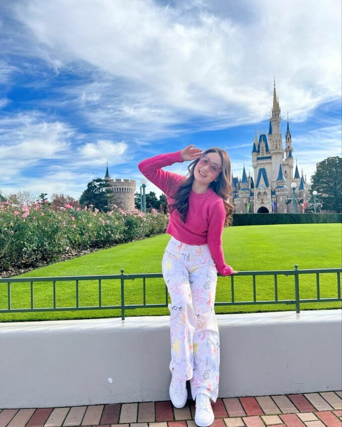 Kunjungi Banyak Tempat, Intip Keseruan Liburan Natasha Wilona di Disneyland Hingga Kampung Naruto