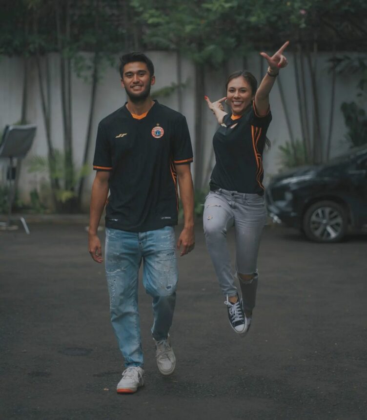 Udah Kayak Pasangan ABG, Intip Kebersamaan Wulan Guritno dan Pacar Brondongnya Pakai Baju Couple