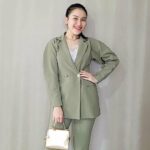Cekricek.id - Jika biasanya Ayu Ting Ting tampil memukau dengan balutan gaun panjang yang mengembang, maka kali ini dia tampil sangat berbeda. Penyanyi dangdut papan atas itu baru-baru ini memamerkan penampilannya dengan gaya kasual ala-ala wanita Korea.