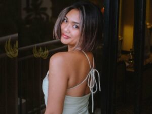 Cekricek.id - Marion Jola tampil cantik dengan potongan rambut pendeknya. Dia memamerkan gaya rambut baru itu dalam unggahan terbaru di akun Instagram. Tak hanya pamer rambut, pakaian dengan punggung yang terbuka lebar membuat semakin banyak orang menyanjung kecantikannya.
