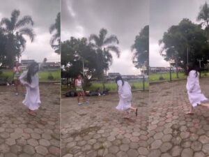 Cekricek.id - Celine Evangelista membuat banyak perempuan iri karena kecantikan dan kulitnya yang sangat terawat. Dia berhasil membuat banyak yang terpukau saat kakinya yang putih bersih tersingkap ketika asik bermain engklek.