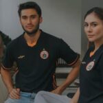 Cekricek.id - Wulan Guritno tampil bak seorang remaja saat memamerkan foto bersama dengan pacar brondongnya. Dia dan Sabdayagra Ahessa terlihat begitu serasi dengan baju couple yang mereka kenakan.