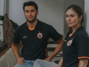 Cekricek.id - Wulan Guritno tampil bak seorang remaja saat memamerkan foto bersama dengan pacar brondongnya. Dia dan Sabdayagra Ahessa terlihat begitu serasi dengan baju couple yang mereka kenakan.