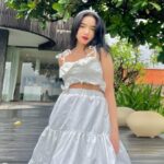 Cekricek.id - Fujianti Utami alias Fuji seakan tak pernah gagal memberikan penampilan terbaik lewat sejumlah outfit yang dikenakannya. Terbaru, kekasih Thariq Halilintar itu tampil girly dengan setelan baju crop top dan rok mengembang berwarna putih.