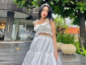 Cekricek.id - Fujianti Utami alias Fuji seakan tak pernah gagal memberikan penampilan terbaik lewat sejumlah outfit yang dikenakannya. Terbaru, kekasih Thariq Halilintar itu tampil girly dengan setelan baju crop top dan rok mengembang berwarna putih.