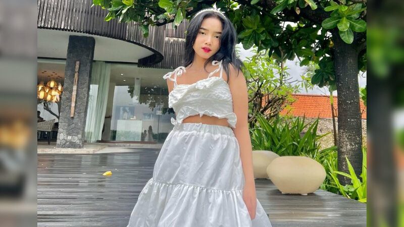 Cekricek.id - Fujianti Utami alias Fuji seakan tak pernah gagal memberikan penampilan terbaik lewat sejumlah outfit yang dikenakannya. Terbaru, kekasih Thariq Halilintar itu tampil girly dengan setelan baju crop top dan rok mengembang berwarna putih.