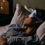 Cekricek.id - Tidur adalah kegiatan rutin yang harus dilakukan orang setiap harinya. Normalnya, jam tidur yang baik adalah ketika malam hari sebelum jam sebelas sampai pagi hari hingga total waktu delapan jam. Namun, pernahkan kamu tahu kenapa makhluk hidup terutama manusia harus tidur?