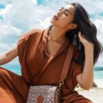 Cekricek.id - Dikabarkan terlilir hutang cicilan, kini Jessica Iskandar mulai berjualan salah satu koleksi tas mahalnya. Hal itu terpantau baru-baru ini lewat unggahan di akun instagram pribadinya. Artis cantik yang akrab disapa Jedar itu menjual tas tersebut dengan mengobralnya.