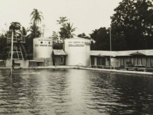 Cekricek.id - Zwembad, kolam renang Belanda yang terletak di kota Padang, Sumatera Barat merupakan bangunan bersejarah yang memiliki banyak cerita. Salah satu yang paling dikenal oleh masyarakat sekitar pada zaman dahulu adalah sebuah papan pengumuman dengan tulisan ujaran kebencian.