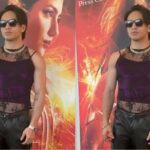 Cekricek.id - Ada-ada saja kelakuan aktor tampan Jefri Nichol saat menghadiri gala premier film barunya, "Sri Asih" baru-baru ini. Dia tampil percaya diri dengan mengenakan tank top ungu yang dibalut pakaian minim transparan berenda di bagian luarnya. Pakaian tanpa lengan itu memang membuatnya sedikit gemulai namun semua itu langsung terbantah berkat otot lengannya yang kekar.