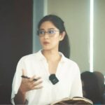 Cekricek.id - Dian Sastro kembali membuat penggemarnya bangga. Pasalnya artis cantik yang populer berkat akting di film legendaris "Ada Apa dengan Cinta" ini membagikan potret saat berada di sebuah ruang kelas. Katanya, itu adalah momen yang diambil saat mengajar sebagai dosen di Vokasi UI.