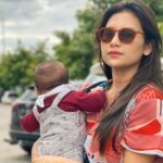 Cekricek.id - Indah Permatasari dan suaminya, Arie Kriting sampai saat ini masih belum mau memperlihatkan wajah anak pertama mereka yang sudah berudia dua bulan lebih. Tentu tidak sedikit yang sangat penasaran dengan bayi yang beberapa kali wara-wiri di dalam unggahan Instagram ibunnya namun hanya tampak belakang saja.