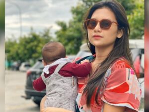 Cekricek.id - Indah Permatasari dan suaminya, Arie Kriting sampai saat ini masih belum mau memperlihatkan wajah anak pertama mereka yang sudah berudia dua bulan lebih. Tentu tidak sedikit yang sangat penasaran dengan bayi yang beberapa kali wara-wiri di dalam unggahan Instagram ibunnya namun hanya tampak belakang saja.