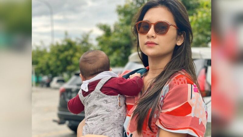 Cekricek.id - Indah Permatasari dan suaminya, Arie Kriting sampai saat ini masih belum mau memperlihatkan wajah anak pertama mereka yang sudah berudia dua bulan lebih. Tentu tidak sedikit yang sangat penasaran dengan bayi yang beberapa kali wara-wiri di dalam unggahan Instagram ibunnya namun hanya tampak belakang saja.