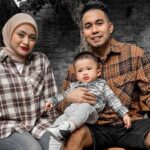 Cekricek.id - Putra semata wayang Nathalie Holscher, Adzam, disebut-sebut memiliki wajah yang mirip dengan kekasihnya, Fariz. Hal itu diungkapkan netizen melalui kolom komentar salah satu unggahannya.