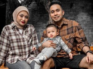 Cekricek.id - Putra semata wayang Nathalie Holscher, Adzam, disebut-sebut memiliki wajah yang mirip dengan kekasihnya, Fariz. Hal itu diungkapkan netizen melalui kolom komentar salah satu unggahannya.