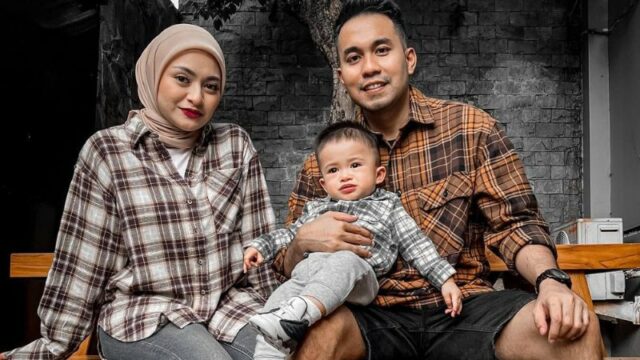 Cekricek.id - Putra semata wayang Nathalie Holscher, Adzam, disebut-sebut memiliki wajah yang mirip dengan kekasihnya, Fariz. Hal itu diungkapkan netizen melalui kolom komentar salah satu unggahannya.