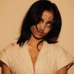 Cekricek.id - Pamerkan dandanan seramnya ke sosial media, Fuji kembali menuai perhatian banyak orang. Bukan hanya karena penampilannya seperti hantu, tapi pertanyaan yang dia sampaikan pada keterangan unggahan yang bikin penasaran.