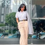 Cekricek.id - Sering tampil dengan dandanan kekinian layaknya remaja, Fuji kali ini mencoba memberikan kesan dewasa pada penampilan barunya. Berpose di depan gedung kantor sebuah brand pakaian, kekasih Thariq Halilintar itu pede dengan gaya wanita kantoran.