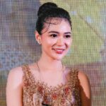 Cekricek.id - Wika Salim berhasil tampil cantik dengan gaun berbulu yang dikenakan dalam salah satu pertunjukan panggung. Dengan gaun yang unik itu, pedangdut cantik yang banyak diidolakan kaum pria ini menuai banyak pujian.