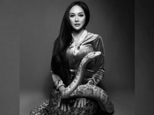 Cekricek.id - Aura Kasih berhasil membuat sejumlah penggemarnya merasa iri pada pemotretan terbaru yang dibagikan. Hal itu karena aktris cantik dan seksi itu berpose dengan ular besar yang melilit pinggangnya.