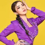 Cekricek.id - Pedangut Ghea Youbi sukses memberikan penampilan menariknya dalam pemotretan terbaru yang dia lakukan. Dia tampil dengan busana serba ungu serta rambut kepang yang bertabur banyak peniti.