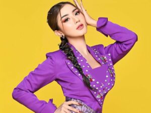 Cekricek.id - Pedangut Ghea Youbi sukses memberikan penampilan menariknya dalam pemotretan terbaru yang dia lakukan. Dia tampil dengan busana serba ungu serta rambut kepang yang bertabur banyak peniti.