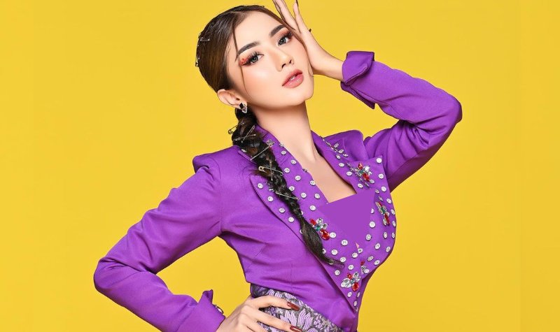 Cekricek.id - Pedangut Ghea Youbi sukses memberikan penampilan menariknya dalam pemotretan terbaru yang dia lakukan. Dia tampil dengan busana serba ungu serta rambut kepang yang bertabur banyak peniti.