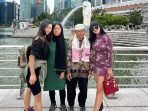 Cekricek.id - DJ Dinar Candy sedang pergi liburan bersama seluruh anggota keluarga yang terdiri dari ayah, ibu dan kedua adiknya. Mereka pergi berlibur setelah adik laki-lakinya yang hilang kabar usai gempa Cianjur bertemu kembali.