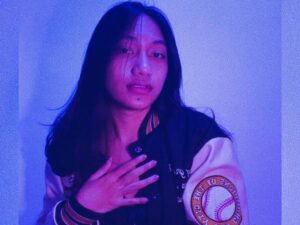 Cekricek.id - Siapa yang belum tahu "Care Bebek", lagu berbahasa daerah yang sedang viral di media sosial. Lagu itu dinyanyikan oleh seorang perempuan cantik asal Bali yang bernama Jegeg Bulan.