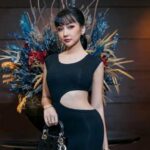 Cekricek.id - Lucinta Luna tampil memesona dengan balutan gaun panjang yang dikenakan saat menghadiri suatu pesta. Gaun berwarna hitam itu membuat tubuhnya menjadi semakin langsing. Selain itu, bagian bolong di pinggangnya sukses menarik banyak perhatian.